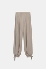 Pantalón bombacho color gris topo, de tiro alto con cintura elástica y puños con lazos.