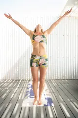 Top deportivo con estampado floral en tonos verde, rosa y amarillo. Tirantes finos regulables y corte ajustado.