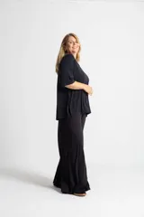Remerón negro de algodón pima con mangas 3/4 y tajos laterales.