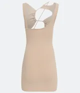 Vestido corto color beige, de canalé con tirantes anchos y recortes con repuxados.