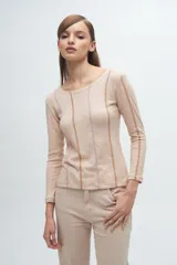 Remera gris de corte ajustado, con cuello redondo y mangas largas. Presenta líneas verticales bordadas en color verde claro y blanco.