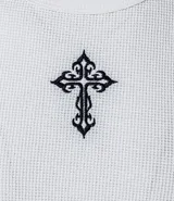 Musculosa blanca de algodón con cuello redondo, corte muscle y bordado de cruz texturizada en el pecho.