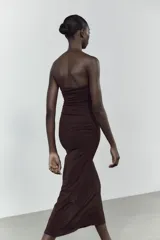 Vestido largo marrón chocolate de escote recto y hombros descubiertos, con detalle de frunces en el frente.