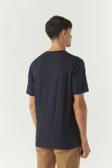 Remera color verde militar con textura a rayas horizontales, cuello redondo y logo bordado en el pecho. Corte clásico.