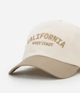 Gorra de sarga color beige con visera marrón, bordado frontal con la inscripción "California West Coast" en marrón y ajuste trasero.