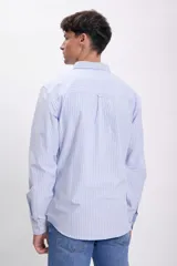 Camisa de vestir de hombre, de corte clásico, con cuello abotonado y bolsillo en el pecho. Diseño a rayas verticales celestes y blancas.