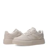 Zapatillas deportivas color beige con cordones y suela chata.