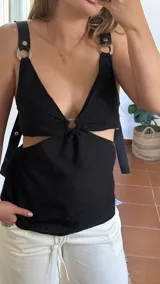 Top negro de broderie con copas ajustables en la espalda y elástico en la cintura trasera. Breteles de ecocuero.