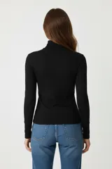 Polera verde militar de algodón y elastano, corte ajustado y cuello alto.