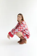 Sweater de lana color beige con diseño geométrico de rombos en tonos beige y blanco, cuello en V y corte holgado.