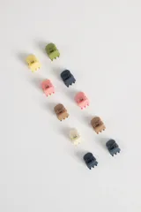 Pack de diez mini broches para el pelo en colores pastel: amarillo, verde oliva, azul marino, rosa, marrón claro, blanco y gris azulado.