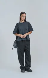 Remera gris oscuro de manga corta y cuello redondo, corte cuadrado.