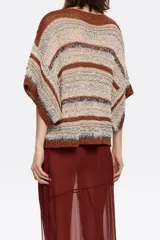 Jersey de punto con rayas horizontales en tonos marrón, beige, gris y negro. Tiene escote redondo y mangas cortas amplias.
