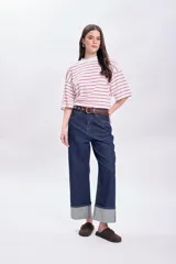 Remera blanca con rayas horizontales rojas, cuello alto y mangas 3/4.