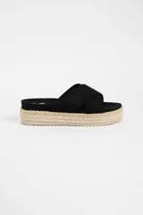 Sandalias negras con plataforma de yute y tiras cruzadas.