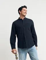 Camisa de lino color beige, de cuello mao y manga larga.