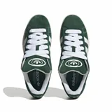 Zapatillas Adidas Campus 00s de gamuza color verde con las tres tiras laterales en blanco, cordones blancos y suela color crema.