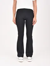 Calza negra acampanada con cintura alta.