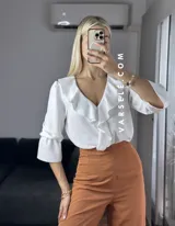 Blusa blanca de crepé de lino, con volados frontales, mangas 3/4 y estilo boho.