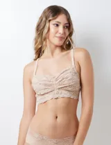 Conjunto de ropa interior de encaje floral blanco, compuesto por un bralette sin aro ni relleno, con breteles regulables y cierre trasero de tres posiciones, y una bombacha con detalle de encaje floral.