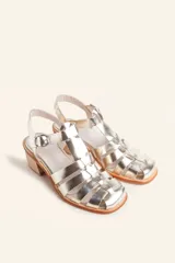 Sandalias de cuero color borgoña con tiras entrecruzadas, hebilla lateral y taco de madera.