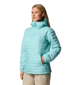 Campera puffer Columbia Silver Falls II Hood color azul marino, con capucha, cierre frontal completo, bolsillos laterales con cierre y puños elásticos. Confeccionada con tecnología Omni-Shield que repele la humedad y Thermarator que mantiene el calor.