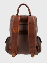 Mochila de lona color marrón con detalles en cuero color marrón oscuro. Tiene un compartimento principal con cierre de cremallera y solapa con broche imantado, bolsillo acolchado interior para laptop de 15", bolsillo interior con cierre, un bolsillo frontal con cierre, bolsillos laterales, pasador en la parte de atrás para maleta, bolsillo trasero con cierre cremallera, correas ajustables y forro interior con diseño Star Wars.