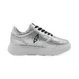 Zapatillas urbanas blancas con detalles plateados en el talón y laterales.
