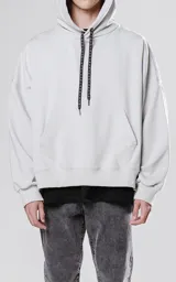 Hoodie corto color gris claro, de corte holgado, con capucha y cordones negros.