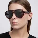 Lentes de sol de aviador con montura de carey y lentes grises. Fabricados con material Bio-based G850 y patillas de Propionato de Celulosa. Cuentan con protección UV400 y lentes TAC polarizadas con recubrimiento Antiscratch y Superhydrophobic.