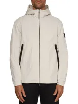 Campera con capucha de nailon reciclado color beige, con cierre de cremallera, bolsillos delanteros con cremallera, puños y dobladillo elásticos, tirador de cremallera con la marca e insignia con el logo de Calvin Klein en la manga.