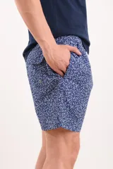 Short de baño azul con estampado de hojas blancas y cordón ajustable en la cintura.