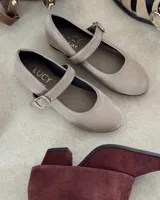 Ballerinas color beige con correa sobre el empeine y hebilla metálica.