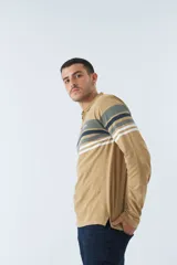 Remera cuello polo de manga larga color beige con rayas horizontales en verde, azul y blanco.