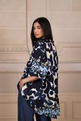 Camisa de manga corta con estampado abstracto en tonos azul marino, celeste y blanco.