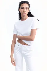Remera blanca de algodón suave con cuello redondo ribeteado y bajo recto.
