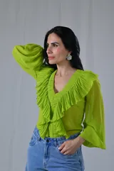 Camisa color verde lima de mangas largas con volados plisados en el frente y cuello en V.