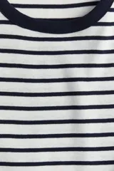 Remera entallada de punto suave a rayas horizontales blancas y azul marino, con ribete fino en cuello y mangas.