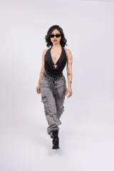 Top negro con escote drapeado tipo halter y espalda descubierta.