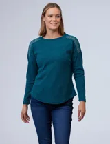 Buzo de tejido suave color burdeos, con hombros decorados con apliques de brillantes, de la marca New York Laundry.