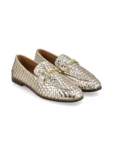 Mocasín de cuero trenzado color dorado, con punta fina y detalle metálico dorado en el empeine.