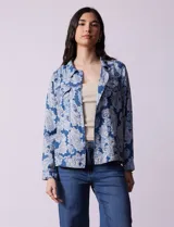 Campera de tencel estampado con arabescos azules y blancos, marca Ruby Rd. Tiene cuello solapa, abertura central con botones y bolsillos delanteros.