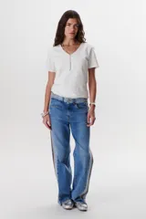 Pantalón de jean de tiro alto, corte wide leg, color azul claro con lavado medio y detalle de franja lateral en tono más oscuro con bordado de lentejuelas.