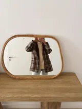 Blazer marrón con estampado escocés, solapas con borde de terciopelo marrón oscuro y corte recto.