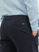 Bermudas de corte regular marca BOSS modelo Kane, color azul oscuro. Confeccionadas en tejido de algodón elástico, presentan un diseño clásico tipo chino con bolsillos laterales y cierre frontal con botón y cremallera.