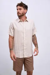 Camisa celeste de lino, de corte clásico, manga corta y cuello italiano.