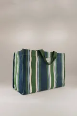 Bolso tote de algodón a rayas verticales en tonos azul marino, verde, celeste y blanco. Tiene doble asa de mano en color verde oscuro, bolsillo interior grande, bolsillo para teléfono y bolsillo para llaves.