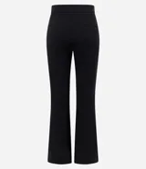 Pantalón negro de punto roma, corte flare, con bolsillos delanteros de solapa y bolsillos traseros embutidos.