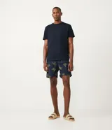 Remera de hombre color verde grisáceo, de manga corta y cuello redondo, confeccionada en algodón peruano.