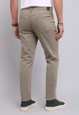 Pantalón de jeans negro con corte clásico, 5 bolsillos y elástico para mayor comodidad, ideal para el uso diario.